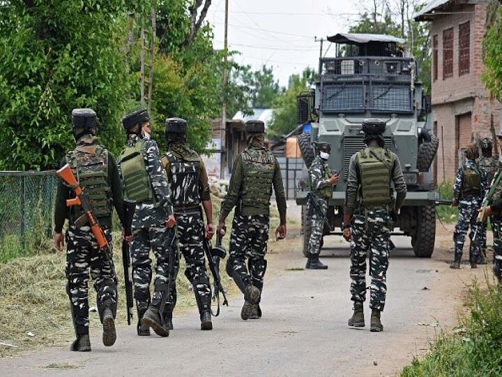 J&K: Indian Army  Arrests 5 Militant Supporters, Arms And Ammunitions Recovered In Kupwara J&K: Indian Army Arrests 5 Miltant Supporter Suspects, Arms And Ammunitions Recovered In Kupwara