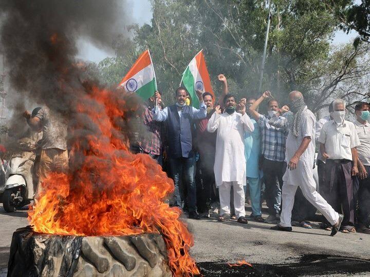 Demonstrators burn tyre and block Jammu-Poonch highway during a protest against china. People raise slogans to boycott Chinese products after 20 Indian soldiers were matyred in an Indo-China clash at Galwan Valley in Ladakh. (Image: PTI)