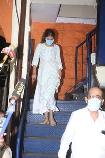 Sushant Singh Rajput Suicide: Rumoured GF Rhea Chakraborty Leaves Bandra Police Station After Recording Her Statement, See PICS!