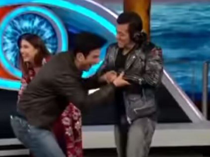 Salman Khan Praising Sushant Singh Rajput’s Acting & Dancing Skills Video On Bigg Boss Stage Goes VIRAL! Watch: After Receiving Severe BACKLASH, Video Of Salman Khan Praising Sushant Singh Rajput’s Acting & Dancing Skills Goes VIRAL!