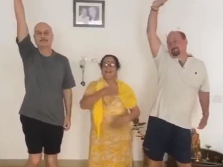 Watch: Anupam Kher Is Winning The Internet With The Viral TikTok Dance With Mom Dulari & Brother Raju! Watch: Anupam Kher Is Winning The Internet With The Viral TikTok Dance With Mom Dulari & Brother Raju!