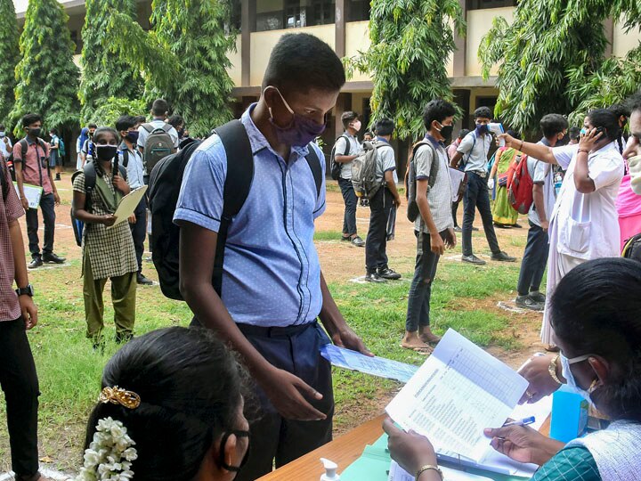 Karnataka SSLC Exams 2020: Over 8 Lakh Students Appear Armed With Masks And Sanitisers Karnataka SSLC Exams 2020: Over 8 Lakh Students Appear Armed With Masks And Sanitisers