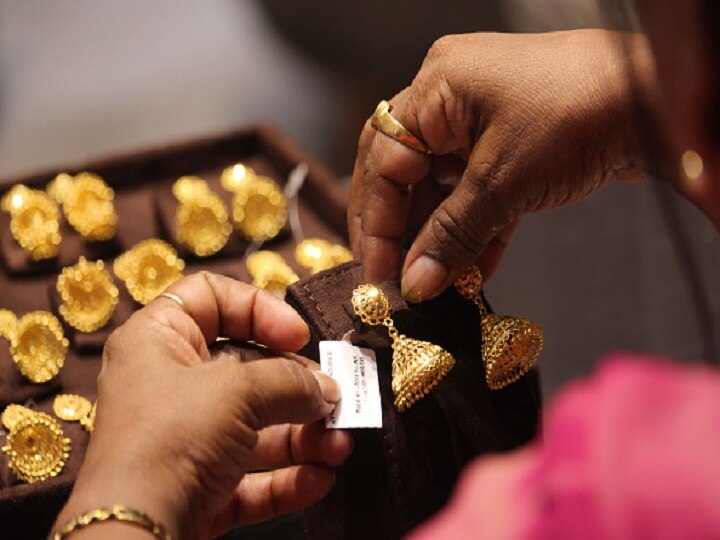 Gold Prices Slip To Rs 47,930/10 Grams, Silver Rates Decline Marginally To Rs 48,075/ Kg Gold Prices Slip To Rs 47,930/10 Grams, Silver Rates Decline Marginally To Rs 48,075/ Kg