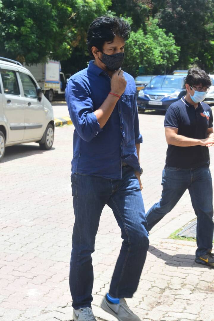 Mahesh Shetty reportedly met Sushant’s family members at his house. He was spotted leaving the ‘Raabta’ actor’s house by the paparazzi. 