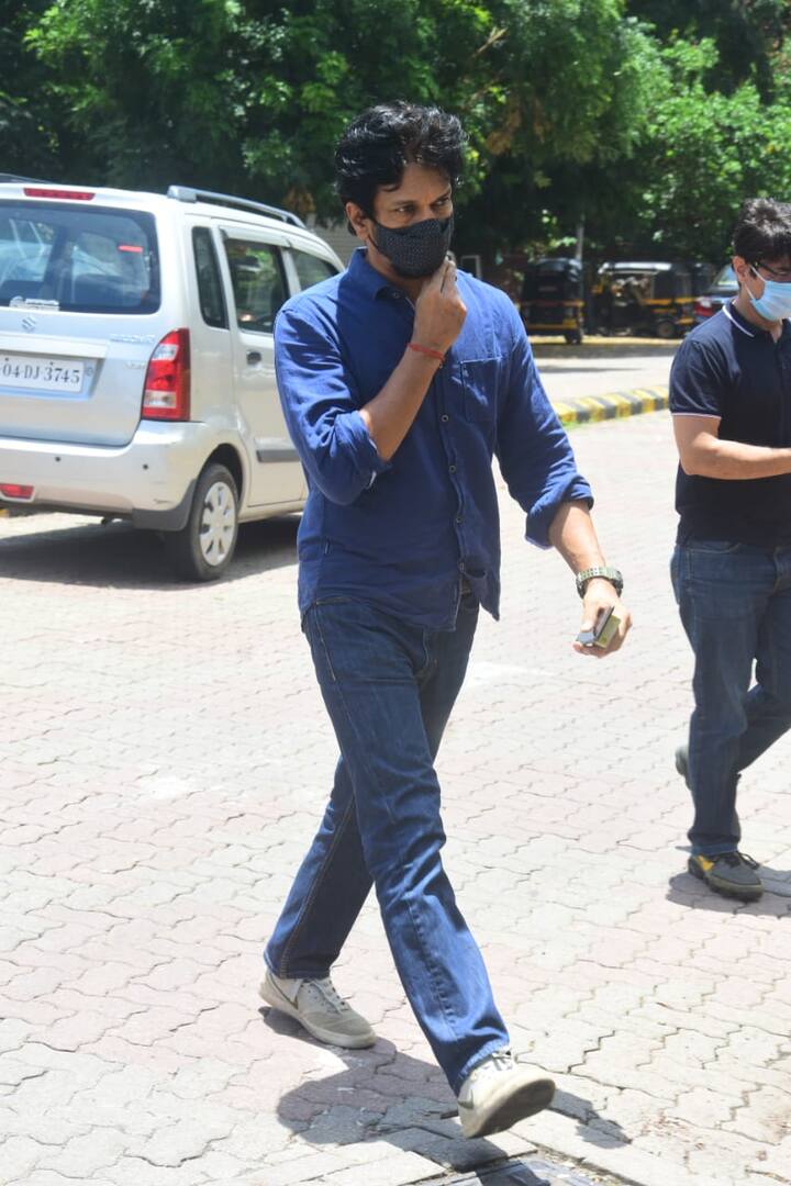 The untimely demise of Sushant Singh Rajput has left everyone teary-eyed. It’s hard to believe that a talented artist like Sushant is no more. The late actor’s close friend Mahesh Shetty was snapped at Sushant’s place on Tuesday (June 30) in Mumbai.