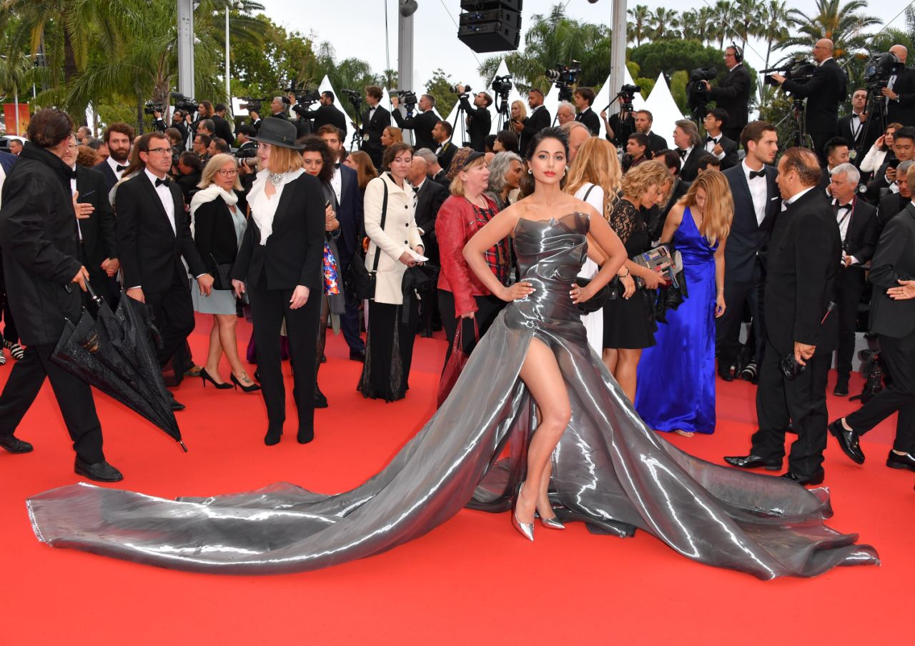 Hina Khan Ka Desi Sex - While Speaking On Nepotism, Hina Khan Recalls How International Designers  Came To Rescue When TOP Indian Designers Ignored During Her Debut At Cannes  Film Festival Last Year!