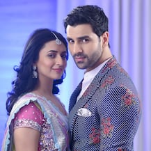 PICS: ‘Yeh Hai Mohabbatein’ Actress Divyanka Tripathi & Hubby Vivek Dahiya Celebrate Their 4th Wedding Anniversary
