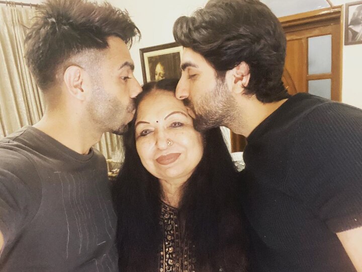 Ayushmann Khurrana & Brother Aparshakti Khurrana Shower Mother With Kisses On Her Birthday, See CUTE PIC! Ayushmann Khurrana & Brother Aparshakti Shower Mother With Kisses On Her Birthday, See CUTE PIC!