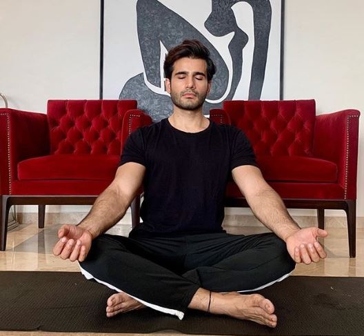 TV Actor Karan Tacker Moves In With Parents Due To Covid-19 Scare Actor Karan Tacker Moves In With Parents Due To Covid-19 Scare