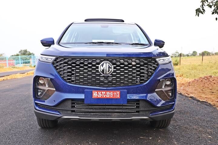 The Hector Plus is recognizable from the subtle changes. In our opinion, Hector Plus looks much better as a result. The chrome has been toned down here and you get a new black grille plus updated bumpers. The other bigger change is the slimmer headlamps with new look elements in them with DRLs. There is a new blue colour which is exclusive to the Hector Plus and that looks nice.