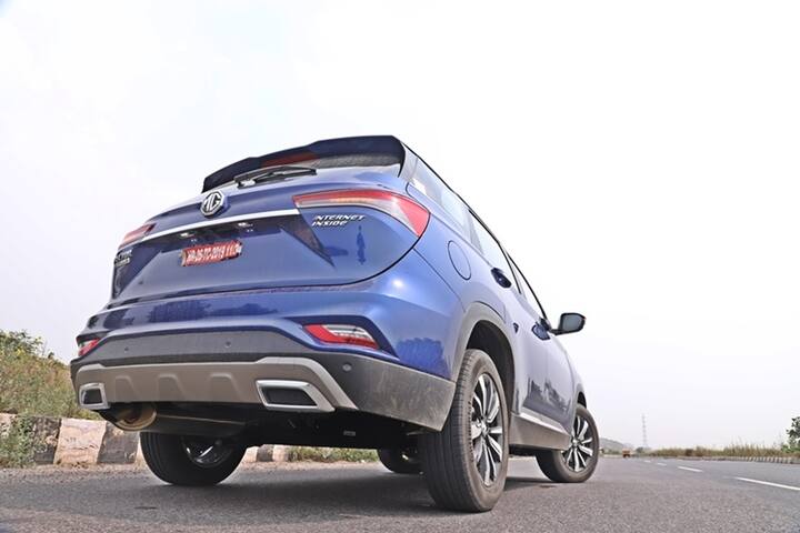 Move to the rear and you get a new set of tail-lamps and a new skid plate while the bumper is also tweaked. Compared to the butch front, the rear is a bit MPV like especially with the smaller wheels but overall for presence the Hector Plus scores very well due to the size as it is much bigger than other SUVs at this price. The colour and the changes actually help the Hector in the looks department.