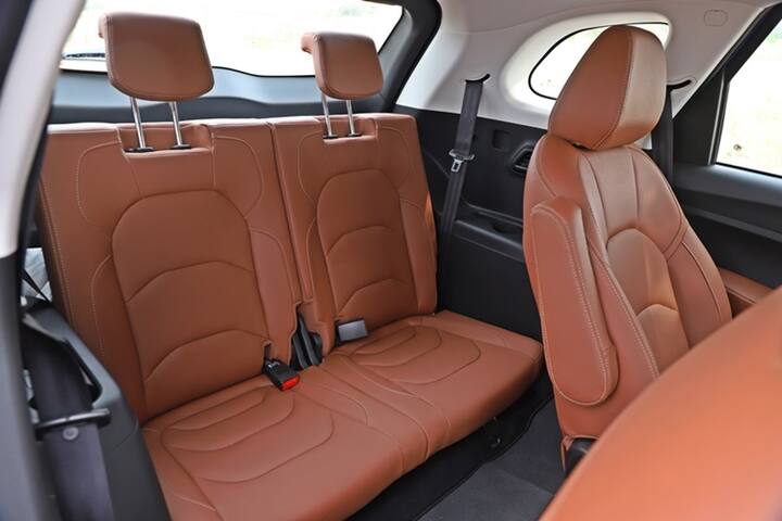 MG claims the Hector is not a proper all row MPV with a third row with huge space. It is a 6-seater with the last row for children. Access is decent but the third row is only suitable for children or for short journeys only as you end up sitting with the knees-up position. You get 3rd row AC vents with separate fan speed control though. Boot space with all rows up is decent and the powered boot release helps in loading luggage.