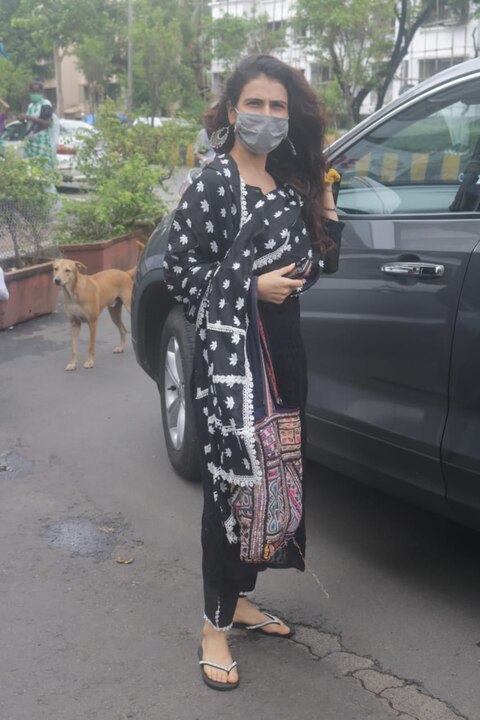 Pics Ranbir Kapoors Mother Neetu Singh Dons Mask She