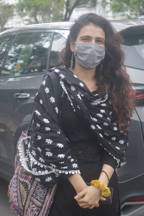 Pics Ranbir Kapoors Mother Neetu Singh Dons Mask She