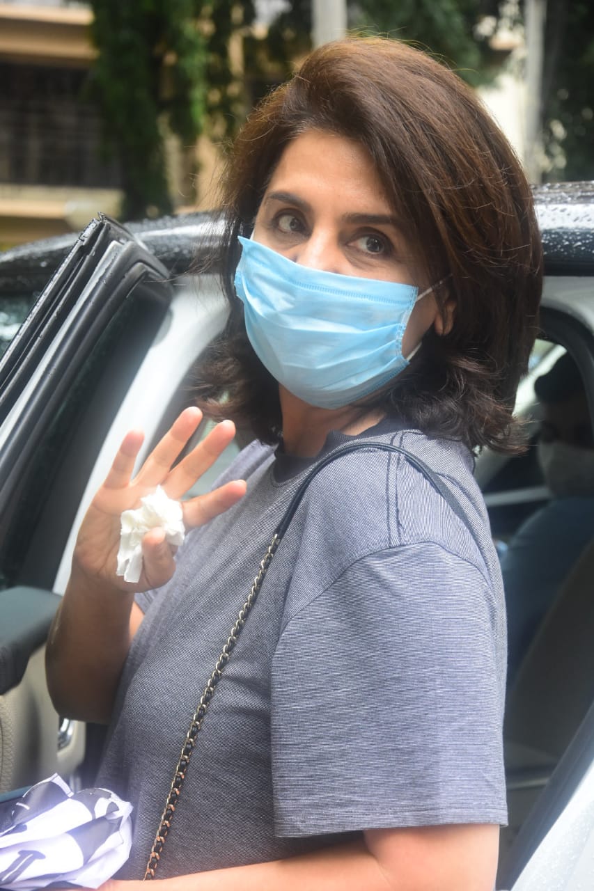 Pics Ranbir Kapoor S Mother Neetu Singh Dons Mask She Steps Out