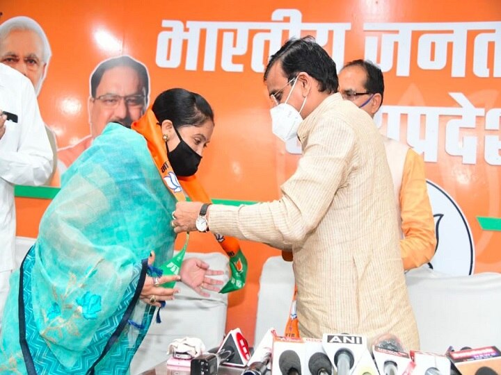 Madhya Pradesh: Another Mega Jolt To Congress As MLA Sumitra Kasdekar Quits Party, Joins BJP Madhya Pradesh: Another Mega Jolt To Congress As MLA Sumitra Kasdekar Quits Party To Join BJP