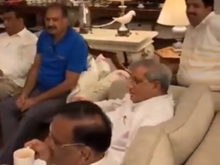 WATCH | Rajasthan Congress MLAs Backing Ashok Gehlot Sing 'Hum Honge Kamyaab'; Make Indirect Attack At Pilot WATCH | Rajasthan Congress MLAs Backing Ashok Gehlot Sing 'Hum Honge Kamyaab'; Make Indirect Attack At Pilot