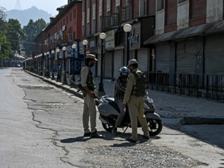 COVID-19: Policemen Walk On Streets Of Kashmir To Raise Awareness, Enforce Lockdown COVID-19: Policemen Walk On Streets Of Kashmir To Raise Awareness, Enforce Lockdown