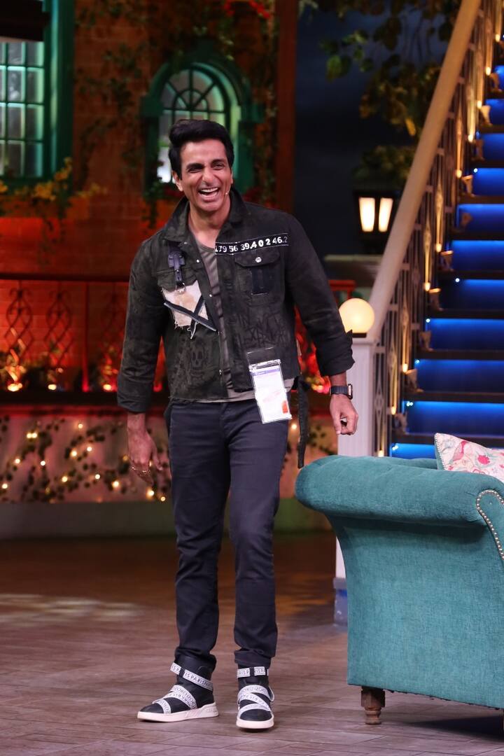 Going by the pics, looks like Sonu Sood had a gala time with the star cast of TKSS. [pic credit: Sonu Sood FC]