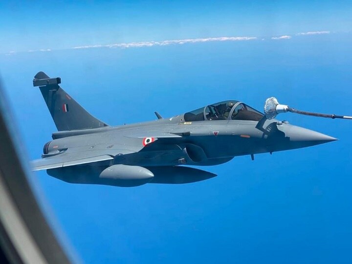 Rafale Jets Enroute To India Clicked While Re-Fuelling Mid-Air At 30,000 Feet | Check Images Here Rafale Jets Enroute To India Clicked While Re-Fuelling Mid-Air At 30,000 Feet | Check Images Here