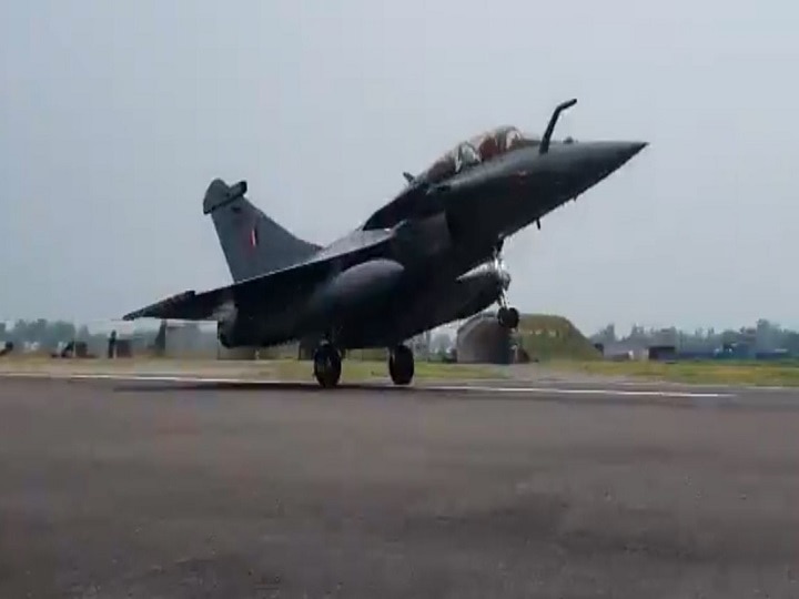 IAF Rafale vs Chinese Chengdu J-20 Fighter: Comparative Analysis between the highly advanced Fighter Jets Rafale vs Chengdu J-20: How Does India's Omnirole Fighter Stack Up Against China's Best-In-Class Combat Aircraft