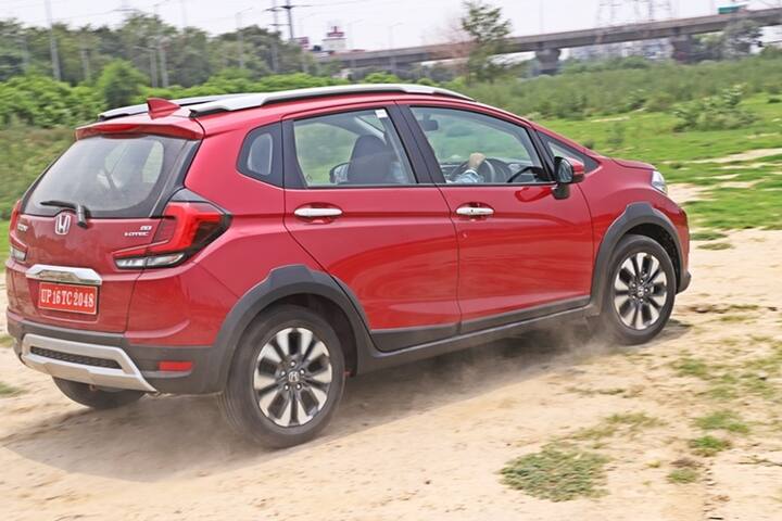 Moving onto the ride and handling department and that is where the WR-V makes a lot of sense. The compact size and SUV like driving position along with 188mm ground clearance are handy for our roads. The suspension is just brilliant as it just eats up bad roads as during our drive, it rained and the WR-V just went through some really flooded roads with no difficulty. The ride is superb and is perfect for our road infrastructure or the lack of it.