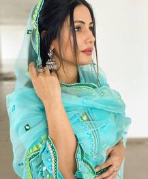 PICS: Hina Khan Looks Stunning In Traditional Outfit As She Wishes Fans Eid Mubarak