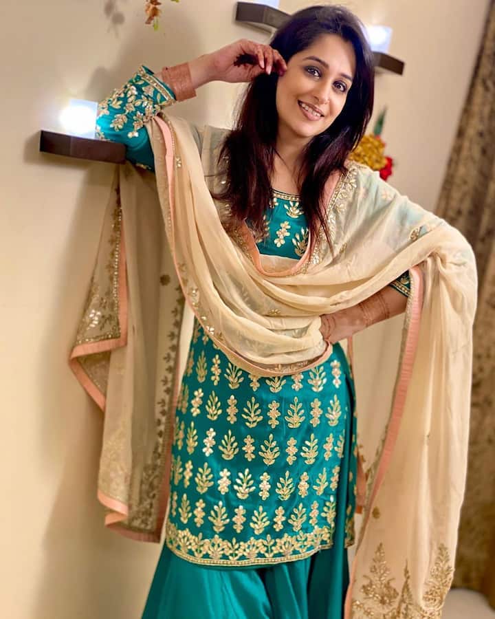 Dipika, who was last seen in ‘Kahaan Hum Kahaan Tum’, flashed her million dollar smile while posing for the photo. 