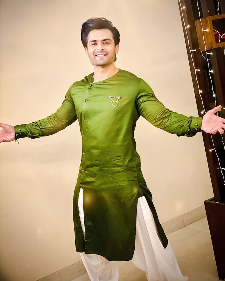 Shoaib, who is a huge fan of Shah Rukh Khan, can be seen doing SRK's signature pose in the photo. 