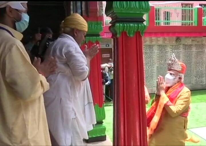 Ahead of the Ram Temple event, Sri Gaddinsheen Premdas ji Maharaj, head priest of Hanuman Garhi had said that they will honour the PM with a headgear, a silver crown & a stole with name of Lord Ram printed.