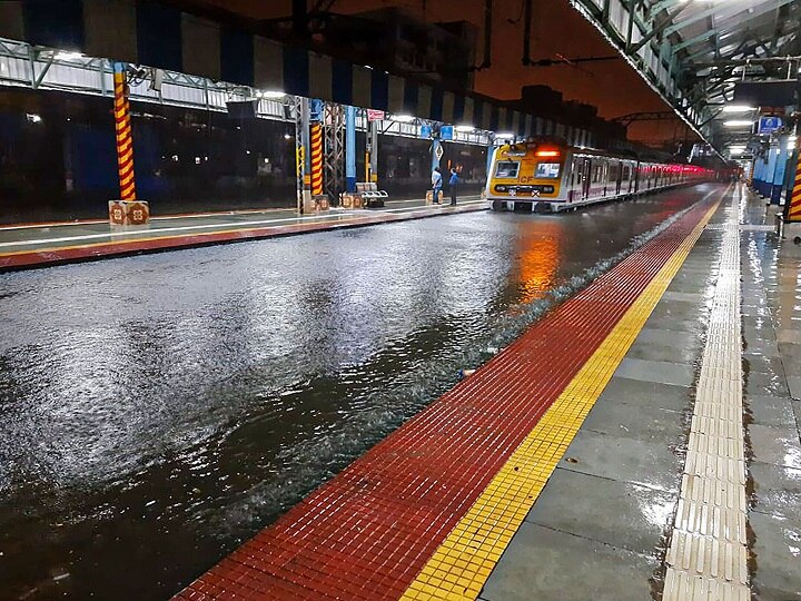 Cyclone Michaung chennai Thiruvallur Chengalpattu local electrics trains cancelled Cyclone Michaung: மோசமாகும் வானிலை.. தண்ணீரில் தத்தளிக்கும் தலைநகர்; விமானங்களைத் தொடர்ந்து புறநகர் ரயில்களும் ரத்து