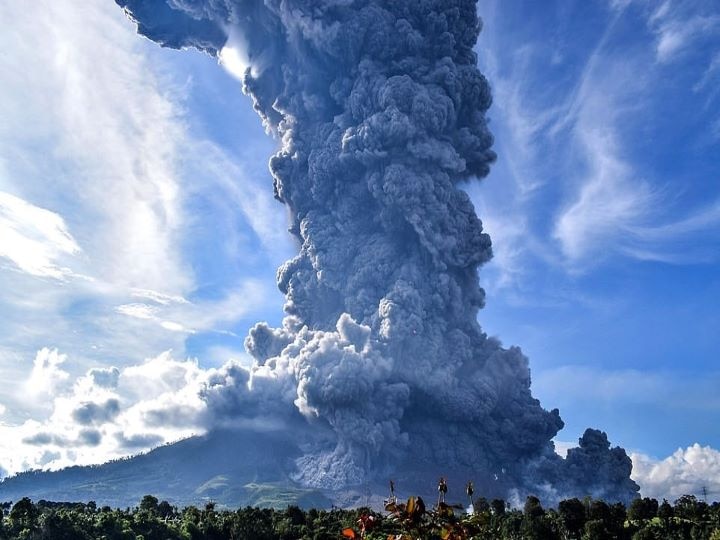 WATCH: Volcano In Indonesia's Mount Sinabung Sends Smoke 5KM Into The Sky WATCH: Volcano In Indonesia's Mount Sinabung Sends Smoke 5 KM Into The Sky
