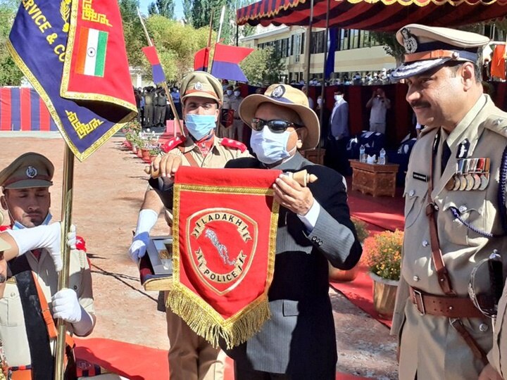 Ladakh: LG RK Mathur Unveils Flag, Formation Sign And Epaulettes Of Newly Formed Police Force Ladakh: LG RK Mathur Unveils Flag, Formation Sign & Epaulettes Of Newly Formed Police Force