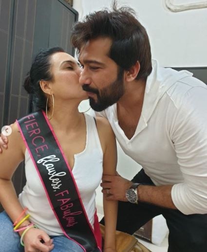 Sharing a glimpse from the birthday party last night, Shalabh wrote, “Happy birthday to the one and only Mrs. Kamya Shalabh Dang that still makes my heart skip a beat and my stomach do somersaults when she enters the room. You are the real queen of my castle and you will rule in this castle till the world comes to an end. You are one incredible women and I am a lucky man. Happy birthday to my Bindaas Wife @panjabikamya.”