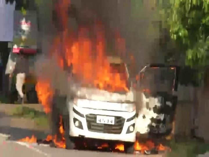 Andhra Pradesh: Car Set On Fire With 3 People Inside In Broad Daylight, Police Suspects Property Dispute Andhra Pradesh: Car Set On Fire With 3 People Inside In Broad Daylight, Police Suspects Property Dispute