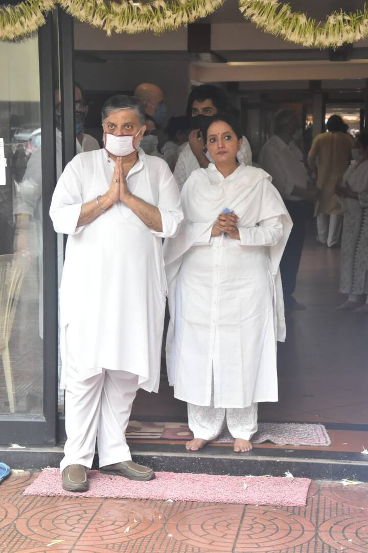 Pandit Jasraj’s son Shaarang Dev Pandit and daughter Durga Jasra at their father’s antim darshan.