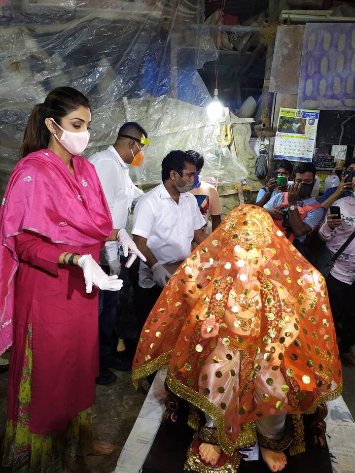 The actress was spotted collecting the Ganpati idol in Mumbai. 