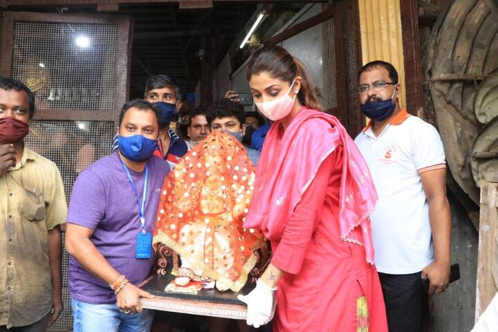 Going by the Covid-19 guidelines, Shilpa was seen wearing a mask & gloves as she carried the idol along with helpers.