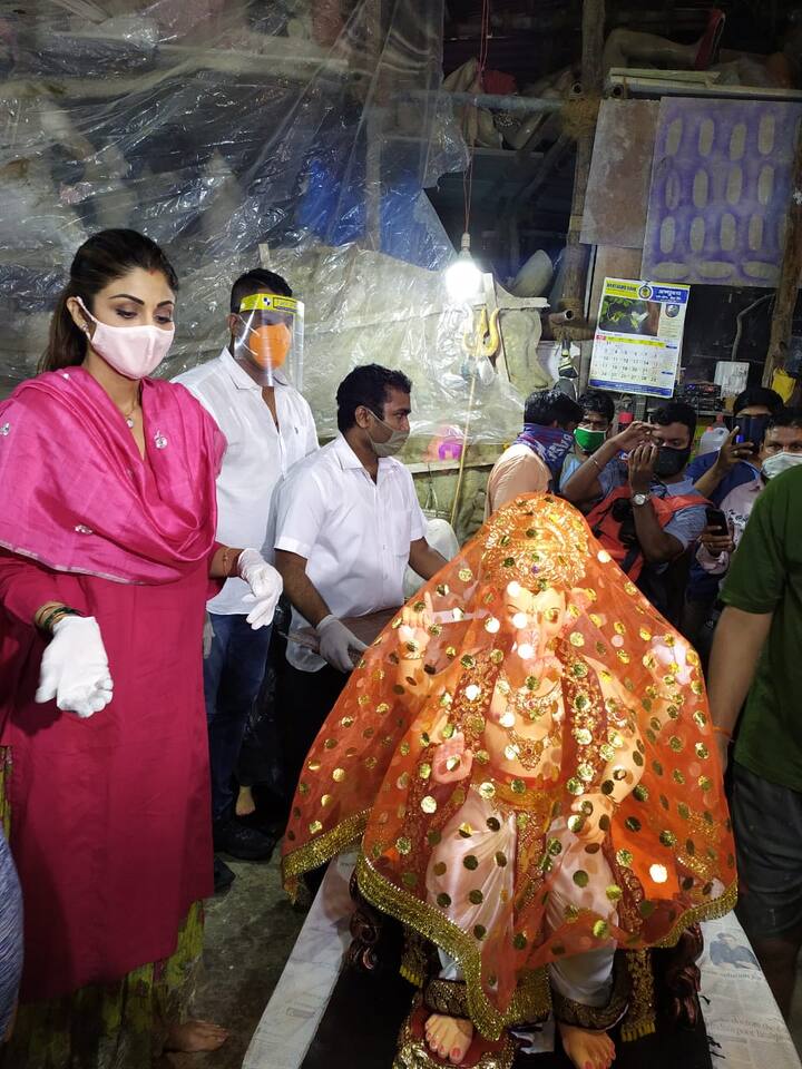 Shilpa Shetty also brought home her Ganpati idol on Thursday (August 20). She wore gloves and masks as a precautionary measure against COVID-19.