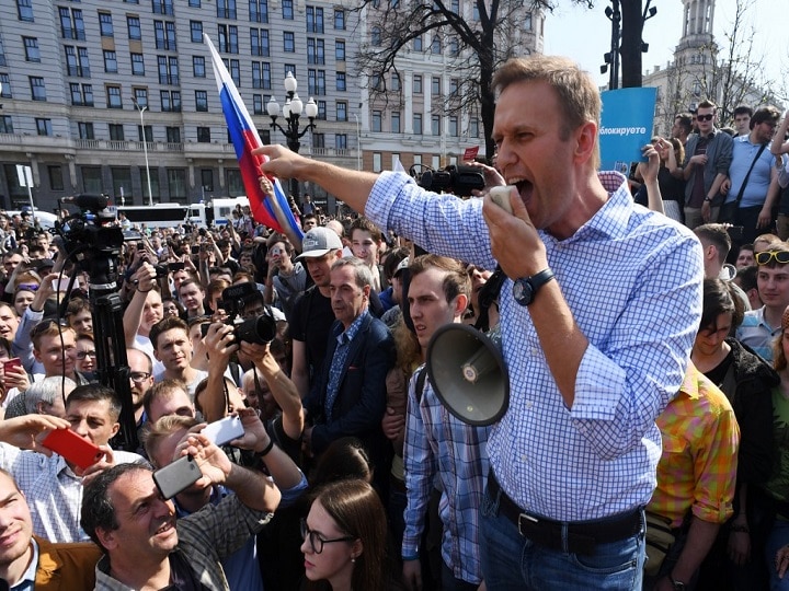Alexei Navalny poisoned, Alexei Navalny in coma, who is Alexei Navalny, Critic of Vladimir Putin Alexei Navalny: Putin Critic Battling For Life After Suspected 'Poisoning' Of Tea; All You Need To Know About The Russian Opposition Leader
