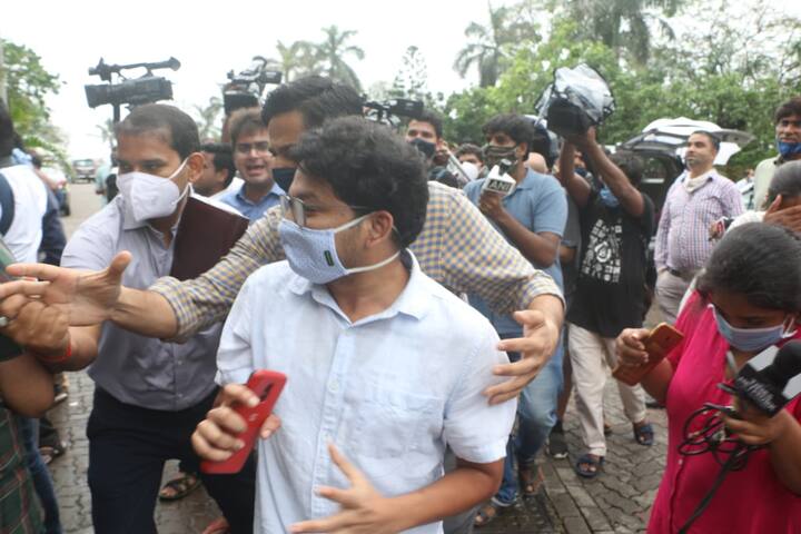 CBI officers took Siddharth Pithani to late Sushant’s Bandra residence and they were snapped by the paparazzi as they made their way inside.