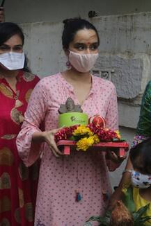 Ganesh Chaturthi 2020: Shradhha Kapoor Looks Elegant As She Immerses Her Eco-Friendly Ganpati Bappa In A Bucket, See PICS