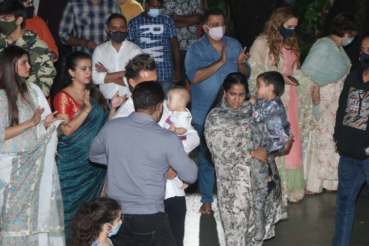 Salman Khan and his family including Alvira Agnihotri, Sohail Khan, Helen and others were clicked while performing aarti ahead of Ganpati Visarjan 
