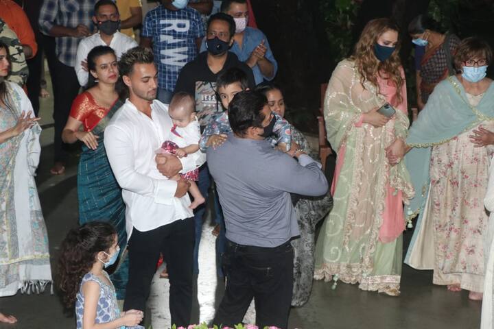 Salman’s rumoured girlfriend Iulia Vantur was also present for the Ganpati celebrations. 