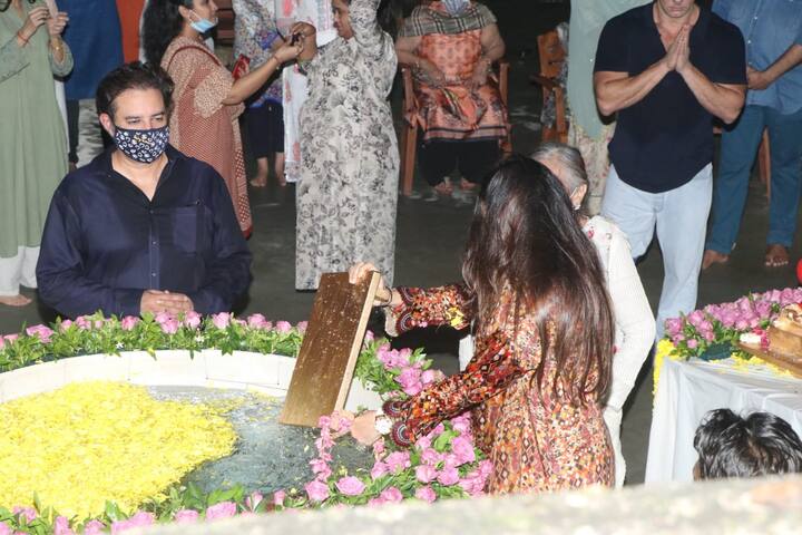 Salman Khan's sister Alvira immersing Ganpati idol in the temporary pool made for visarjan