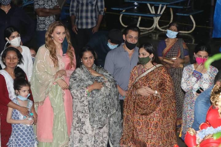 While the actor was in a lavender shirt and black pants, Iulia was in a light green suit.