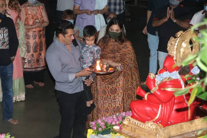 Salman is seen holding nephew Ahil Sharma in his arm while doing arti as sister Alvira Agnihotri joined the duo