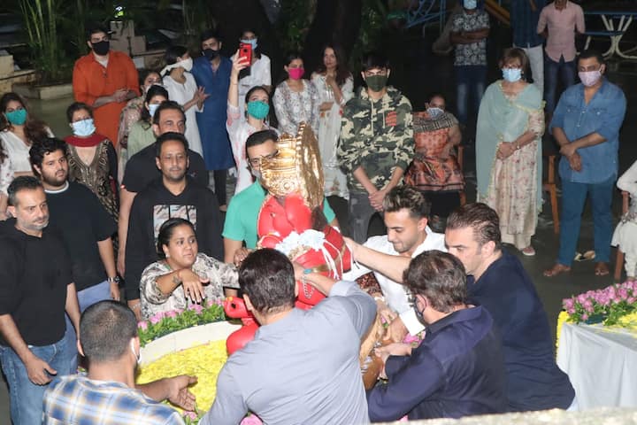 Like every year Bollywood superstar Salman Khan and his entire Khandaan had welcomed Lord Ganesha on Saturday as Ganesh Chaturthi began and took part in Ganpati visarjan on Sunday.