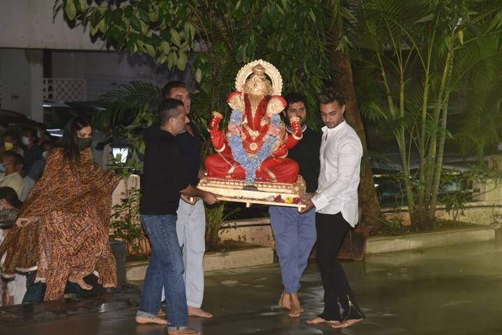 The Khan family kept Ganesha idol at Sohail Khan's home for one and a half days and now they all got together for Ganpati Visarjan. 