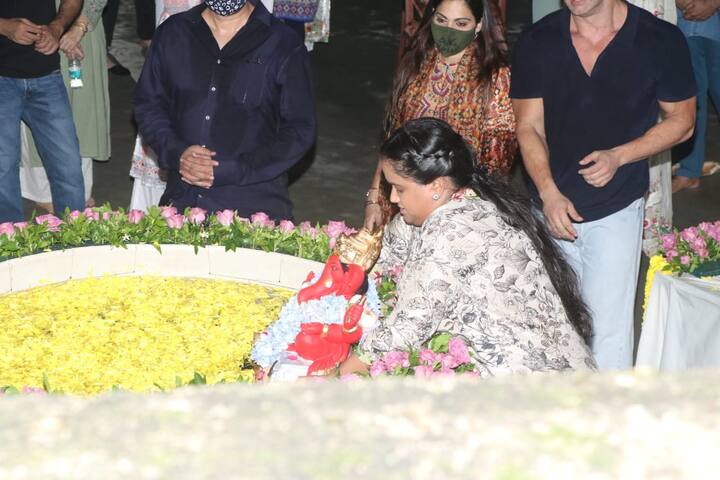 Arpita Khan immersing Ganesha idol